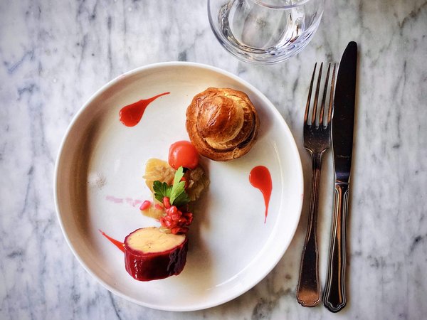 Comment concevoir une cuisine ouverte sécurisée pour prévenir les accidents domestiques avec des nourrissons ?